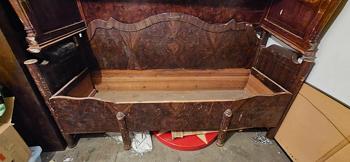 Antika träsängar bortskänkes mot upphämtning