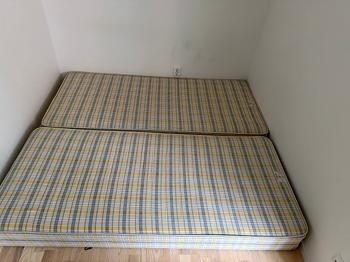 Bortskänktes! Två sängbottnar 2x90