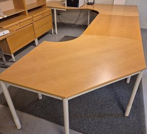 Kontorsinredning bortskänkes. Skrivbord, kassaskåp och jalusiskåp