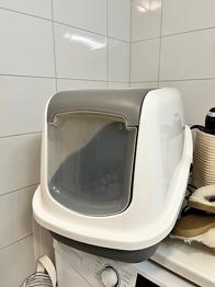 Kattlåda med huv vit/grå BORTSKÄNKES