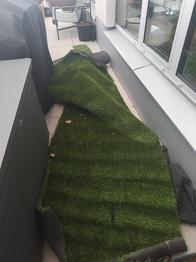 Skänkes! Konstgräsmatta för balkong/uteplats