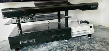 Fint TV bord med två lådor i svart härdat glas