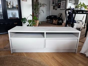 TV-bänk bortskänkes