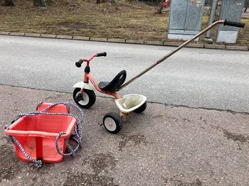 Gunga och trehjuling skänkes