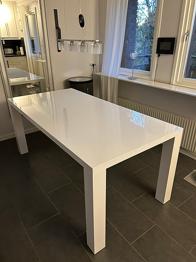 Matbord bortskänkes