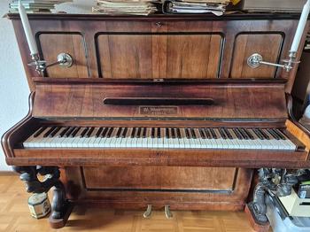 Gammalt piano bortskänkes vid hämtning.