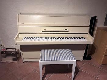 Piano vitt med pall bortskänkes