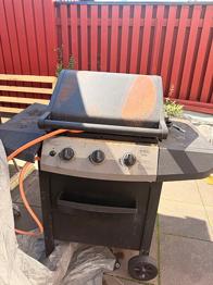 Gasolgrill med tre brännare Bortskänkes