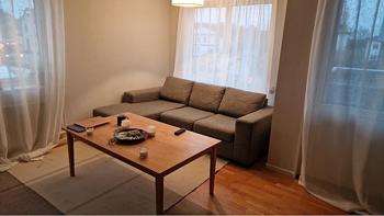 Två fåtöljer och soffbord bortskänkes