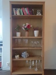 IKEA-bokhylla i ljust trä - skänkes