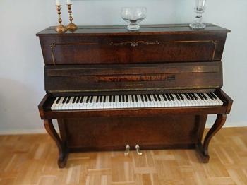 Piano skänkes mot hämtning