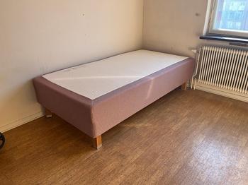 Säng bortskänkes (105cm bred, 200cm lång)