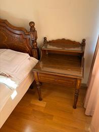 Bortskänkes dubbelsäng +två sängbord