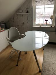 Skrivbord i vitt glas