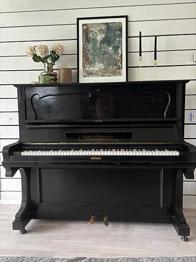 Svart piano bortskänkes!