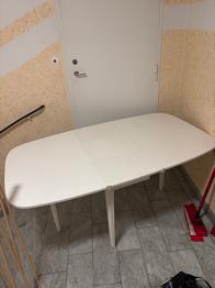 Vitt ihopfällbart matbord bortskänkes