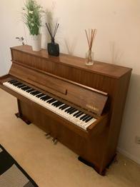 Piano av märket JAHN – bortskänkes