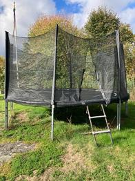 Stor studsmatta bortskänkes