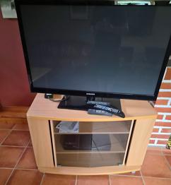 Samsung plasma TV och TVbänk skänkes