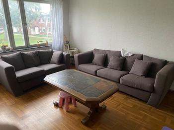 Bortskänkes 2 soffor och 1 vardagsrumsbord
