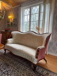 Antik tresitssoffa skänkes