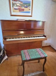 V A Holmberg 321 pianino i trä