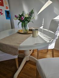 Runt matbord skänkes