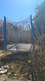 Bortskänkes: Studsmatta med skyddsnät 3m