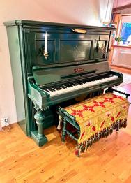 Ståtligt grönt JG Malmsjö piano med pall