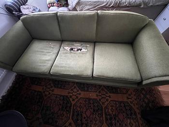 Älskad soffa behöver nytt hem.