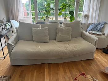 Sliten soffa bortskänkes