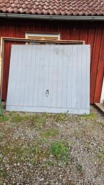 Grå garageport bortskänkes