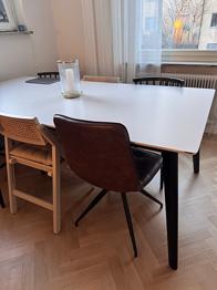 Matbord vitt rektangulärt med svarta ben