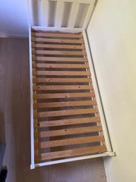 Enkelsäng 97 x 207 cm med ribbotten – skänkes