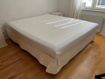Säng bortskänkes 200 x 180 cm