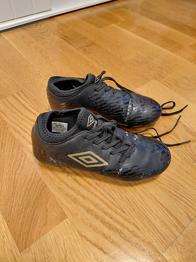 Fotbollsskor strl 33