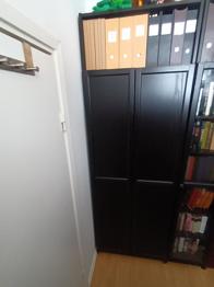 Bortskänkes! 2 Ikea Billy m dörrar o överhylla