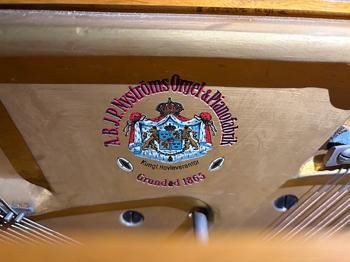 A. R. J. P. Kustroms Orgel & Pianofabrik akustiskt piano