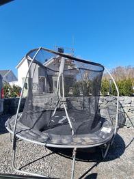 Studsmatta bortskänkes.