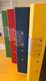 Standardpärmar i olika färger skänkes