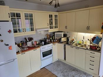 Köksskåp hörnkök med över- och underskåp krämfärgade