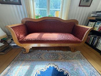 Soffa från 1800-tal i björk.