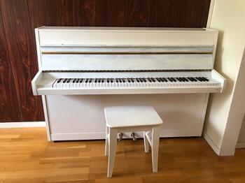 Vitt piano skänkes