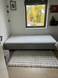 Bortskänkes! IKEA säng 90x200 med resårbotten,