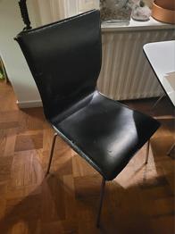 8st bekväma men slitna läderstolar bortskänkes