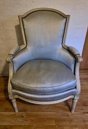 Två bergèrefåtöljer i Louis XVI-stil skänkes