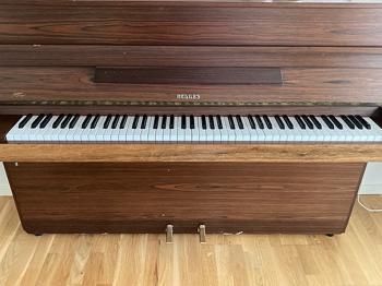 Piano bortskänkes mot avhämtning