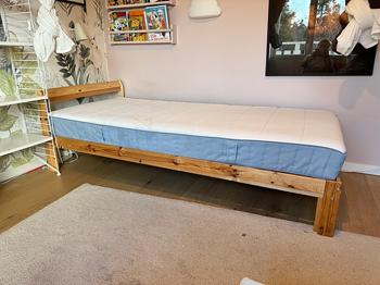 Barnsäng 90x200 – bortskänkes inkl resår- och bäddmadrass (IKEA)