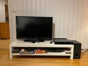 TV bänk bortskänkes