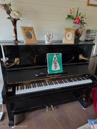 Piano skänkes.